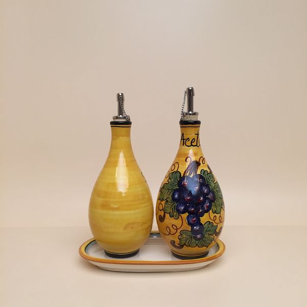 Set of 2 rounded oil and vinegar bottles, cm.19h with tray